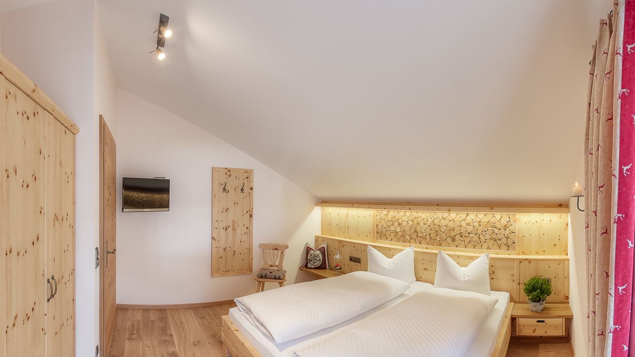 Schlafzimmer I in Zirbenholzaustattung, mit TV, Ostbalkon Schlafzimmer I in Zirbenholzaustattung, mit TV, Ostbalkon